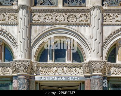 La base calcaire de la Williamsburgh Savings Bank est richement sculptée par des symboles d'épargne et de banque. L'ancien plancher de la banque est maintenant un lieu d'événement. Banque D'Images