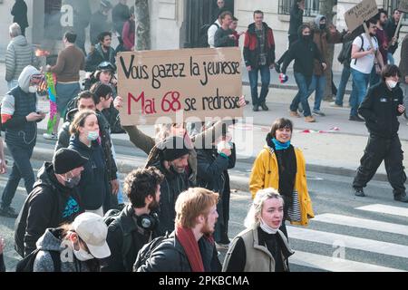 Paris, France, 06 avril 2023. Les jeunes protestent avec une pancarte en référence au 68 mai - Jacques Julien/Alamy Live News Banque D'Images