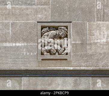 La base calcaire de la Williamsburgh Savings Bank est richement sculptée par des symboles d'épargne et de banque. L'ancien plancher de la banque est maintenant un lieu d'événement. Banque D'Images