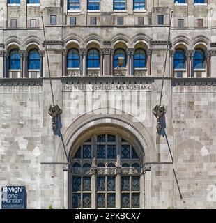 La base calcaire de la Williamsburgh Savings Bank est richement sculptée par des symboles d'épargne et de banque. L'ancien plancher de la banque est maintenant un lieu d'événement. Banque D'Images