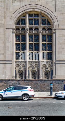 La base calcaire de la Williamsburgh Savings Bank est richement sculptée par des symboles d'épargne et de banque. L'ancien plancher de la banque est maintenant un lieu d'événement. Banque D'Images