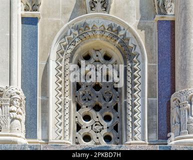 La base calcaire de la Williamsburgh Savings Bank est richement sculptée par des symboles d'épargne et de banque. L'ancien plancher de la banque est maintenant un lieu d'événement. Banque D'Images