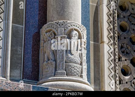 La base calcaire de la Williamsburgh Savings Bank est richement sculptée par des symboles d'épargne et de banque. L'ancien plancher de la banque est maintenant un lieu d'événement. Banque D'Images