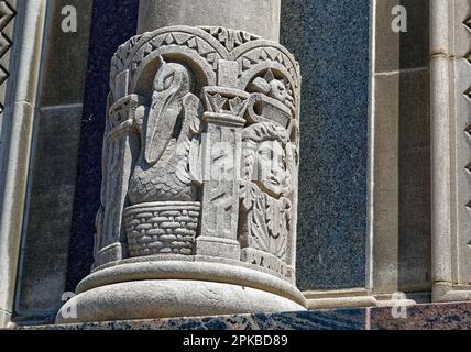 La base calcaire de la Williamsburgh Savings Bank est richement sculptée par des symboles d'épargne et de banque. L'ancien plancher de la banque est maintenant un lieu d'événement. Banque D'Images