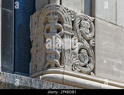 La base calcaire de la Williamsburgh Savings Bank est richement sculptée par des symboles d'épargne et de banque. L'ancien plancher de la banque est maintenant un lieu d'événement. Banque D'Images