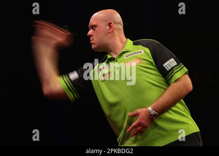 Michael Van Gerwen lance un dart lors de la soirée des fléchettes 2023 du PDC de Cazoo Premier League 10 à Utilita Arena Birmingham, Birmingham, Royaume-Uni, 6th avril 2023 (photo de Gareth Evans/News Images) Banque D'Images