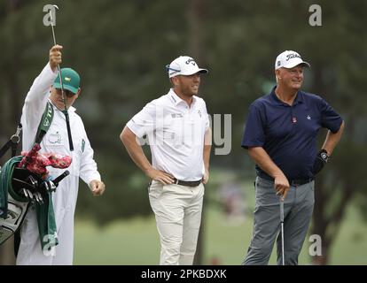 Augusta, États-Unis. 06th avril 2023. Maddie mal Baker met le club Talor Gooch (C) dans le sac tandis que Sandy Lyle et Gooch se tiennent dans le premier trou du fairway pendant le premier tour au tournoi de Masters au club de golf national d'Augusta, Géorgie, jeudi, 6 avril 2023. Photo de John Angelillo/UPI crédit: UPI/Alay Live News Banque D'Images