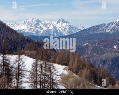 Vue alpine panoramique sur les champs enneigés et les montagnes de Chamois dans la Vallée d'Aoste Italie Banque D'Images