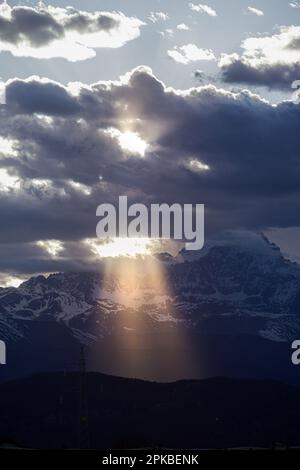 Rayons de soleil ou rayons brisant à travers les nuages sombres au coucher du soleil. Espérance, prière, miséricorde et grâce de Dieu. Magnifique fond de spectaculaire conceptuel Banque D'Images