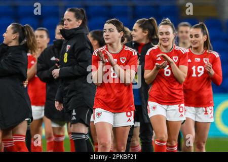 Angharad James du pays de Galles applaudit les fans à la fin du match amical international des femmes femmes femmes du pays de Galles contre les femmes d'Irlande du Nord au stade de Cardiff City, Cardiff, Royaume-Uni, 6th avril 2023 (photo de Craig Thomas/News Images) Banque D'Images