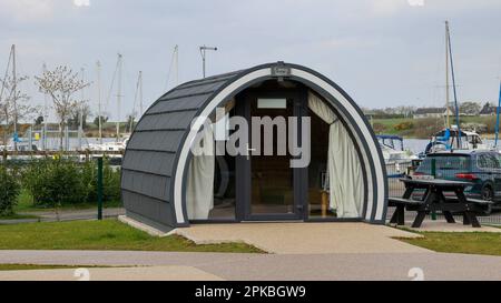 Installation de production de dosettes de glamping appartenant au Conseil en Irlande du Nord. Gousse de glamping à côté de la marina d'eau douce à Lough Neagh, comté d'Armagh, Irlande du Nord. Banque D'Images