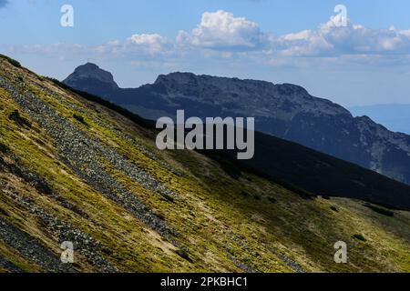 Vue sur le parc national de Tatra depuis le sentier touristique rouge menant à la station de téléphérique de Kasprowy Wierch. Pic de Giewont - la montagne légendaire p Banque D'Images