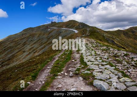 Vue sur les Hautes Tatras depuis le sentier touristique rouge menant à la station de téléphérique de Kasprowy Wierch. Banque D'Images