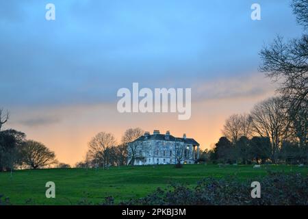 Le manoir de Cator au parc Beckenham place, dans le sud-est de Londres, contre un ciel houleux au début du printemps 2023 Banque D'Images