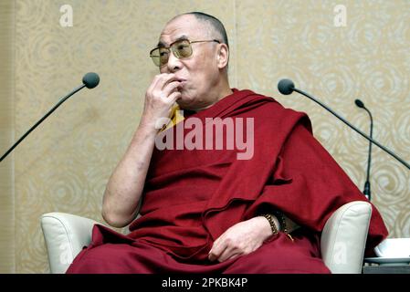 Sa Sainteté le Dalaï Lama de 14th tient une conférence de presse à Sydney dans le cadre d'une visite de onze jours en Australie (6-16 juin). Sheraton Wentworth Hotel, Sydney, Australie. 14.06.07. Banque D'Images