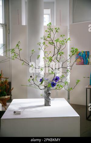 04-04-2023 Moscou Russie. Exposition ikebana à l'Institut d'architecture de Moscou ( Blagaya gilet ou "bonnes nouvelles"). Composition d'Anna Motyagin Banque D'Images