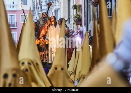 Pampelune, Navarre, Espagne. Espagne. 6th avril 2023. Religion. Processions de la semaine Sainte. Jeudi Saint procession dans les rues de Pampelune pendant la semaine Sainte avec la parade des pas de la Cène, la prière dans le jardin et l'arrestation, et la participation de la bande de Bugles et tambours de la Fraternité Logroño flagellation à Pampelune (Espagne) sur 6 avril 2023. Credit: Inigo Alzugaray / Alamy Live News Banque D'Images