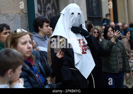 Pampelune, Navarre, Espagne. Espagne. 6th avril 2023. Religion. Processions de la semaine Sainte. Jeudi Saint procession dans les rues de Pampelune pendant la semaine Sainte avec la parade des pas de la Cène, la prière dans le jardin et l'arrestation, et la participation de la bande de Bugles et tambours de la Fraternité Logroño flagellation à Pampelune (Espagne) sur 6 avril 2023. Credit: Inigo Alzugaray / Alamy Live News Banque D'Images