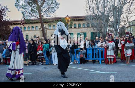 Pampelune, Navarre, Espagne. Espagne. 6th avril 2023. Religion. Processions de la semaine Sainte. Jeudi Saint procession dans les rues de Pampelune pendant la semaine Sainte avec la parade des pas de la Cène, la prière dans le jardin et l'arrestation, et la participation de la bande de Bugles et tambours de la Fraternité Logroño flagellation à Pampelune (Espagne) sur 6 avril 2023. Credit: Inigo Alzugaray / Alamy Live News Banque D'Images