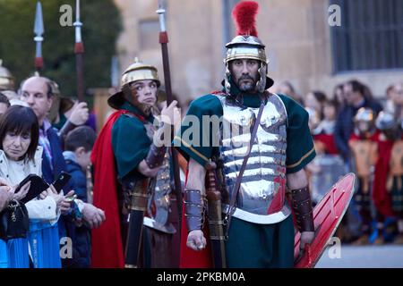 Pampelune, Navarre, Espagne. Espagne. 6th avril 2023. Religion. Processions de la semaine Sainte. Jeudi Saint procession dans les rues de Pampelune pendant la semaine Sainte avec la parade des pas de la Cène, la prière dans le jardin et l'arrestation, et la participation de la bande de Bugles et tambours de la Fraternité Logroño flagellation à Pampelune (Espagne) sur 6 avril 2023. Credit: Inigo Alzugaray / Alamy Live News Banque D'Images