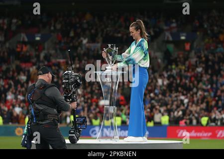 Londres, Royaume-Uni. 06th avril 2023. Jill Scott place le trophée lors du match de football Womens Finalissima 2023 entre l'Angleterre (championne européenne des femmes de l'UEFA) et le Brésil (championne sud-américaine des femmes de CONMEBOL) au stade Wembley, Londres, Angleterre. (Foto: Pedro Soares/Sports Press photo/C - DÉLAI D'UNE HEURE - ACTIVER FTP SEULEMENT SI LES IMAGES DE MOINS D'UNE HEURE - Alay) crédit: SPP Sport Press photo. /Alamy Live News Banque D'Images