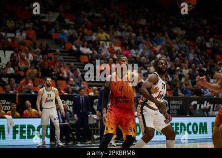 Jasiel Rivero de Valencia basket (L) et semi Ojeleye de Virtus Segafredo Bologna Roster (R) en action pendant le Turkish Airlines EuroLeague Regular Banque D'Images