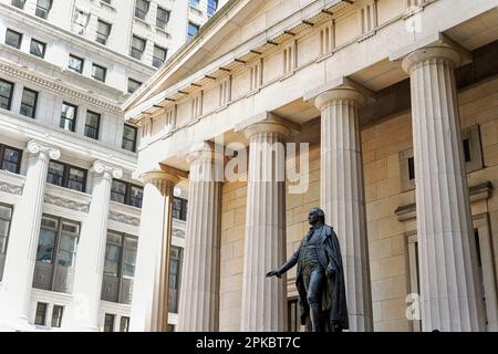 Une statue en bronze de George Washington devant le bâtiment du Federal Hall National Memorial, au 26 Wall Street, dans le bas de Manhattan. Banque D'Images