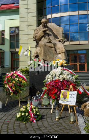 Bielsko-Biała, Silésie Voivodeship Pologne-5 avril-TH 2023: Monument de Jean-Paul II en face de la Curie diocésaine Bielsko - Żywiecka, Bielsko-Biała Banque D'Images
