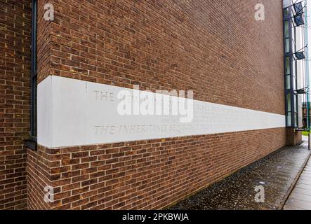 Inscription sur le mur de la nouvelle aile du Churchill Archives Centre du Churchill College, qui fait partie de l'Université de Cambridge, dans l'est de l'Angleterre Banque D'Images