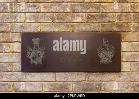 Plaque murale en laiton avec la devise 'felix qui potuit rerum cognoscere causas' au Churchill College, une partie de l'Université de Cambridge, en Angleterre de l'est Banque D'Images