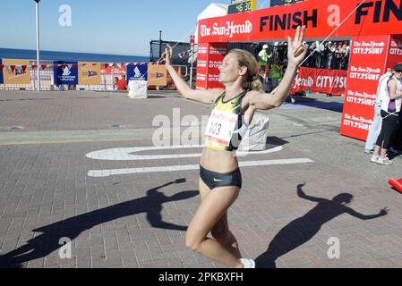 Jessica Ruthe, la nouvelle-Zélande, gagnante de la course féminine, s’adresse à son mari, compagnon Ben Ruthe, après avoir franchi la ligne d’arrivée à Bondi Beach dans la ville du marathon de Surf 37th. Sydney, Australie. 12.08.07. Banque D'Images