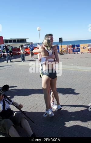 Jessica Ruthe, la nouvelle-Zélande, gagnante de la course féminine, accueille son mari, compagnon Ben Ruthe, après avoir franchi la ligne d’arrivée à Bondi Beach dans le marathon City to Surf de 37th. Sydney, Australie. 12.08.07. Banque D'Images