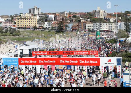 La ligne d'arrivée du marathon City to Surf 37th à Bondi Beach. Sydney, Australie. 12.08.07. Banque D'Images