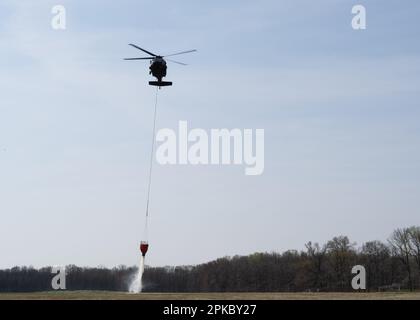 Un HÉLICOPTÈRE UH-60 Black Hawk de la Brigade de l'aviation de combat de 29th, Garde nationale de l'armée du Maryland, exécute l'entraînement de gouttes d'eau en utilisant un seau de bambi à l'aérodrome de l'armée de Weide, Edgewood, Maryland, 5 avril 2023. L'entraînement a eu lieu avant que la garde nationale de l'armée du Maryland ait soutenu le Service des incendies du comté de Baltimore dans la lutte contre le feu de broussailles à Owings Mills, Maryland. (É.-U. Photo de la Garde nationale aérienne par l'aviateur principal Rachel Underwood)(cette photo a été rognée pour améliorer le sujet) Banque D'Images