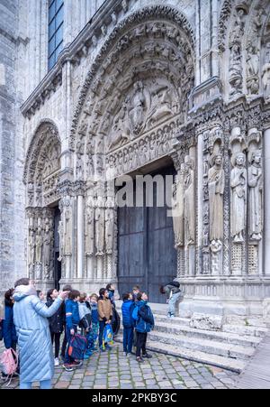 Enfants et enseignant en voyage sur le terrain, entrée ouest, cathédrale de Chartres, France Banque D'Images