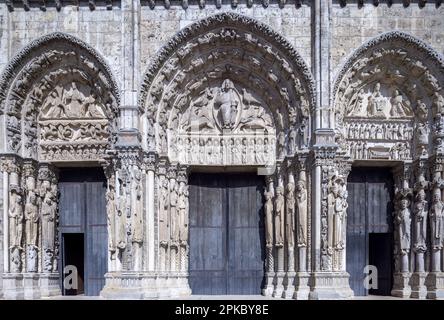 Les trois portails de l'entrée Ouest, la cathédrale de Chartres, France Banque D'Images