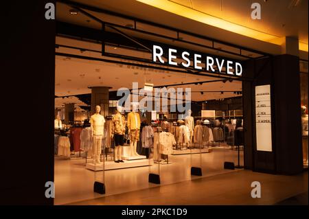 Warshaw, Pologne - 14 mai 2022: Magasin réservé dans le centre commercial Banque D'Images