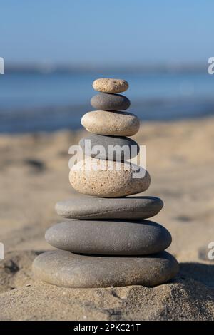 Pile de pierres sur une belle plage de sable Banque D'Images