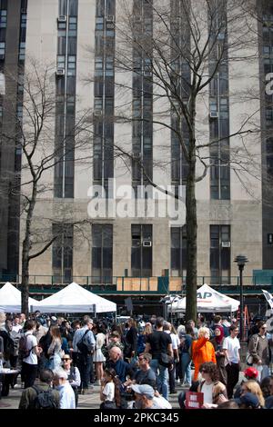 Des foules de manifestants se rassemblent devant le tribunal criminel de Manhattan, à New York, lors de l'incendie historique du président Trump le 4 avril 2023. Banque D'Images