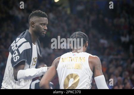 Vitoria-Gasteiz, Espagne, 06th avril 2023 : Le joueur de LDLC ASVEL Villeurbanne, Jonas Mathers (0, R), est félicité par son coéquipier Youssoupha Fall (19, L) lors du tour 33rd de la ligue régulière de la Turkish Airlines EuroLeague 2022-23 entre Cazoo Baskonia Vitoria-Gasteiz et LDLC ASVEL Villeurbanne, sur 06 avril 2023, à l'arène Buesa, en Espagne. Credit: Alberto Brevers / Alay Live News Banque D'Images