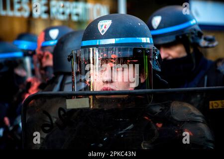 Paris, France. 6th avril 2023. Un policier est éclaboussé de peinture par des manifestants lors d'une manifestation pour protester contre le plan de réforme des retraites du gouvernement à Paris. (Credit image: © Sadak Souici/ZUMA Press Wire) USAGE ÉDITORIAL SEULEMENT! Non destiné À un usage commercial ! Banque D'Images