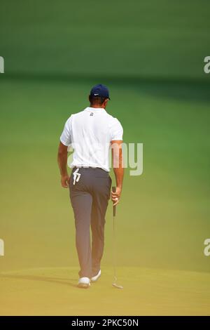 Augusta, États-Unis. 6th avril 2023. Tiger Woods des États-Unis marche pendant la première partie du tournoi de golf Masters 2023 au club de golf national d'Augusta, aux États-Unis, sur 6 avril 2023. Crédit : Wu Xiaoling/Xinhua/Alay Live News Banque D'Images