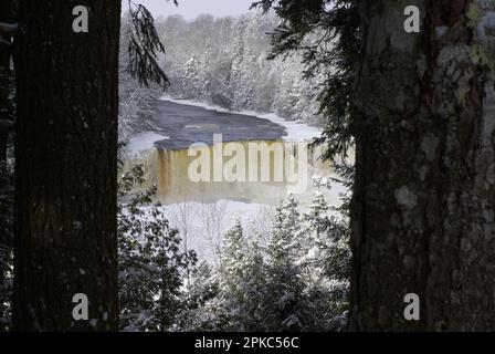 Upper Tahquamenon Falls en hiver, Paradise Michigan Banque D'Images