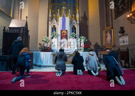 Beyoglu, Istanbul, Turquie. 6th avril 2023. Jeudi Maundy, une liturgie a eu lieu dans l'église Saint Anthony de Padoue, Istanbul. Pendant l'Eucharistie, rite d'action de grâce pour commémorer le dernier souper du Christ avec les apôtres, les gens prient au Christ Jésus. (Credit image: © Tolga Uluturk/ZUMA Press Wire) USAGE ÉDITORIAL SEULEMENT! Non destiné À un usage commercial ! Banque D'Images