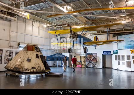 Une réplique de la capsule spatiale Apollo 8 et un avion bi-plan Boeing Stearman exposés à bord de l'USS Yorktown au musée naval et maritime de Patriots point. Banque D'Images