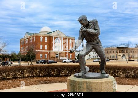 Tupelo, MS - janvier 2023: Statue d'Elvis Presley à Tupelo, MS, avec l'hôtel de ville en arrière-plan Banque D'Images