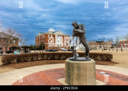 Tupelo, MS - janvier 2023: Statue d'Elvis Presley à Tupelo, MS, avec l'hôtel de ville en arrière-plan Banque D'Images