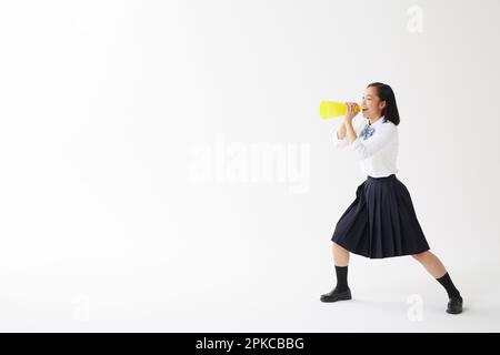 Une fille du lycée criait avec le mégaphone Banque D'Images