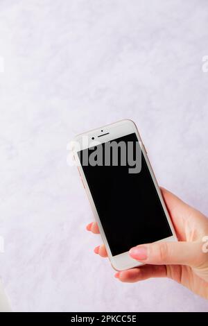 Woman's hand holding un smartphone Banque D'Images