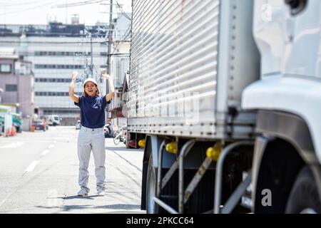 Femme travaillant à la conduite d'un gros camion Banque D'Images